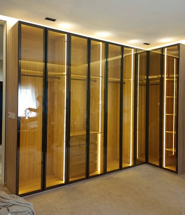 Dressing avec portes vitrées et éclairage LED, vue rapprochée, réalisé par RSS Studio